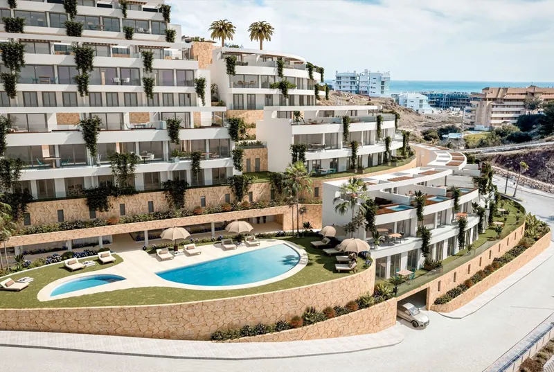 Nieuwbouw schakelwoning met drie slaapkamers en zeezicht in Fuengirola