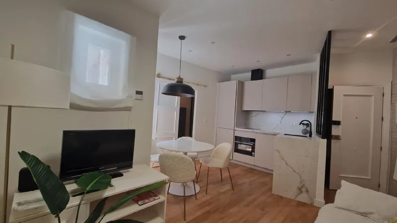 Gerenoveerd appartement met lift aan de Plaza de Uncibay, centrum Málaga