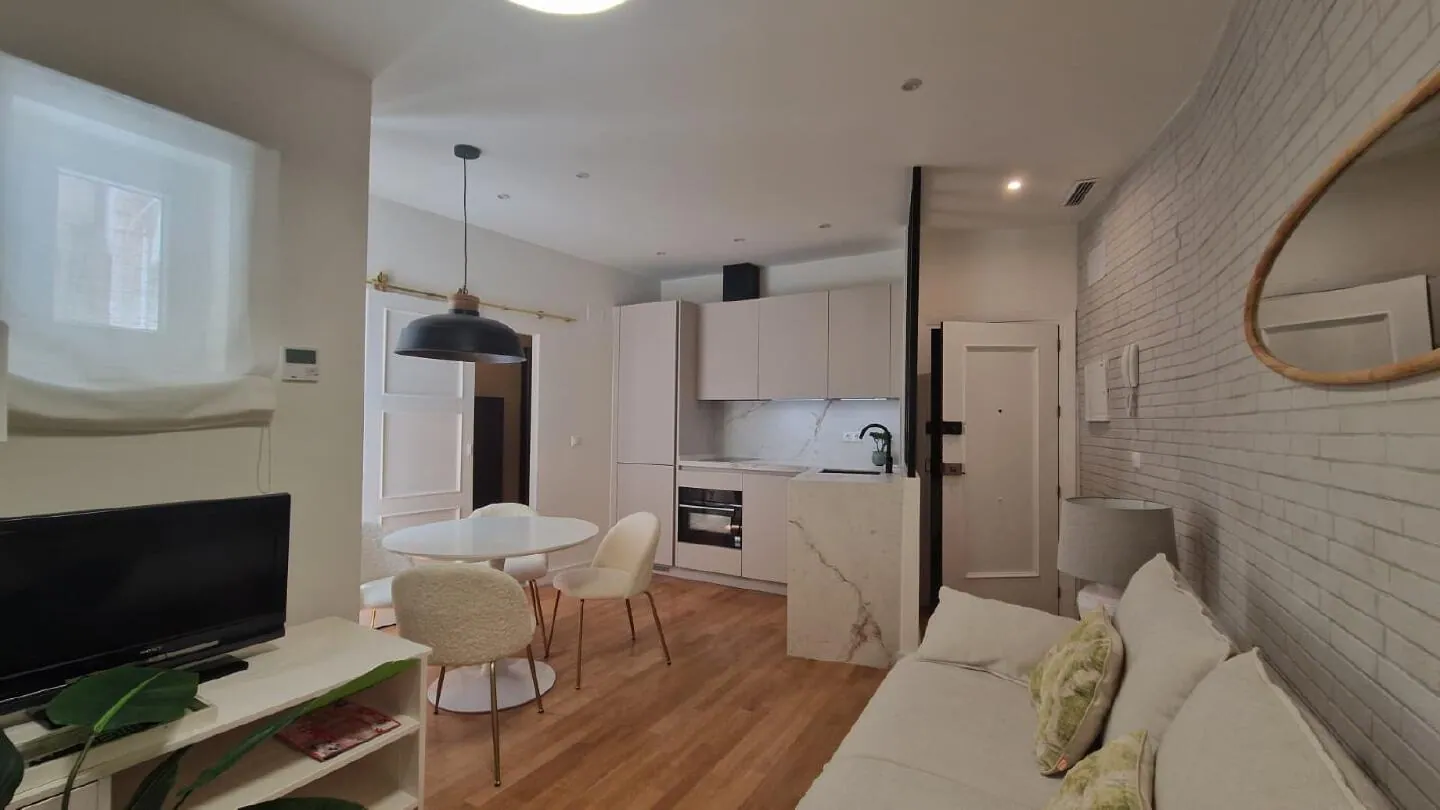 Gerenoveerd appartement met lift aan de Plaza de Uncibay, centrum Málaga – 2/16