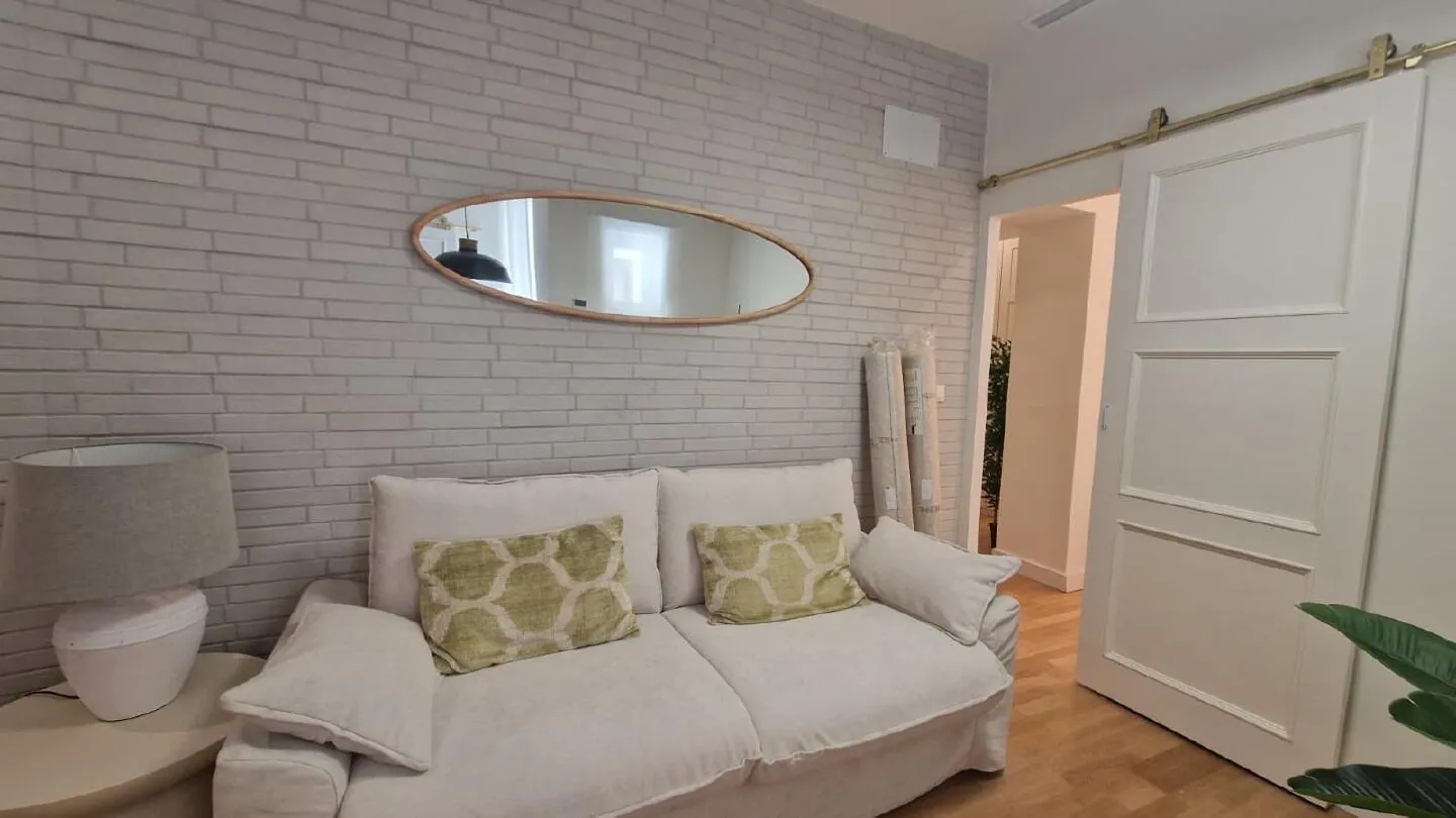 Gerenoveerd appartement met lift aan de Plaza de Uncibay, centrum Málaga – 3/16