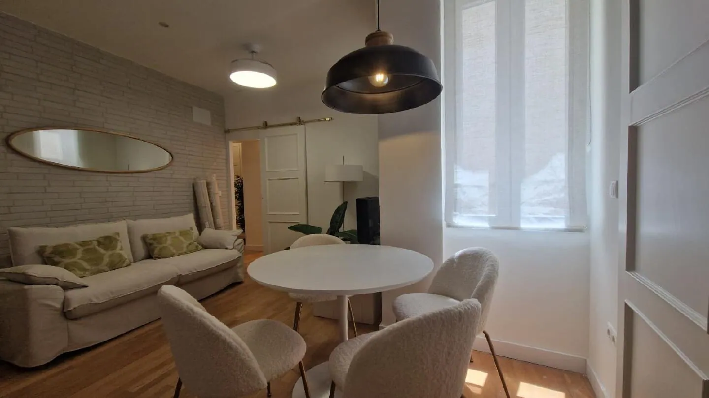 Gerenoveerd appartement met lift aan de Plaza de Uncibay, centrum Málaga – 5/16