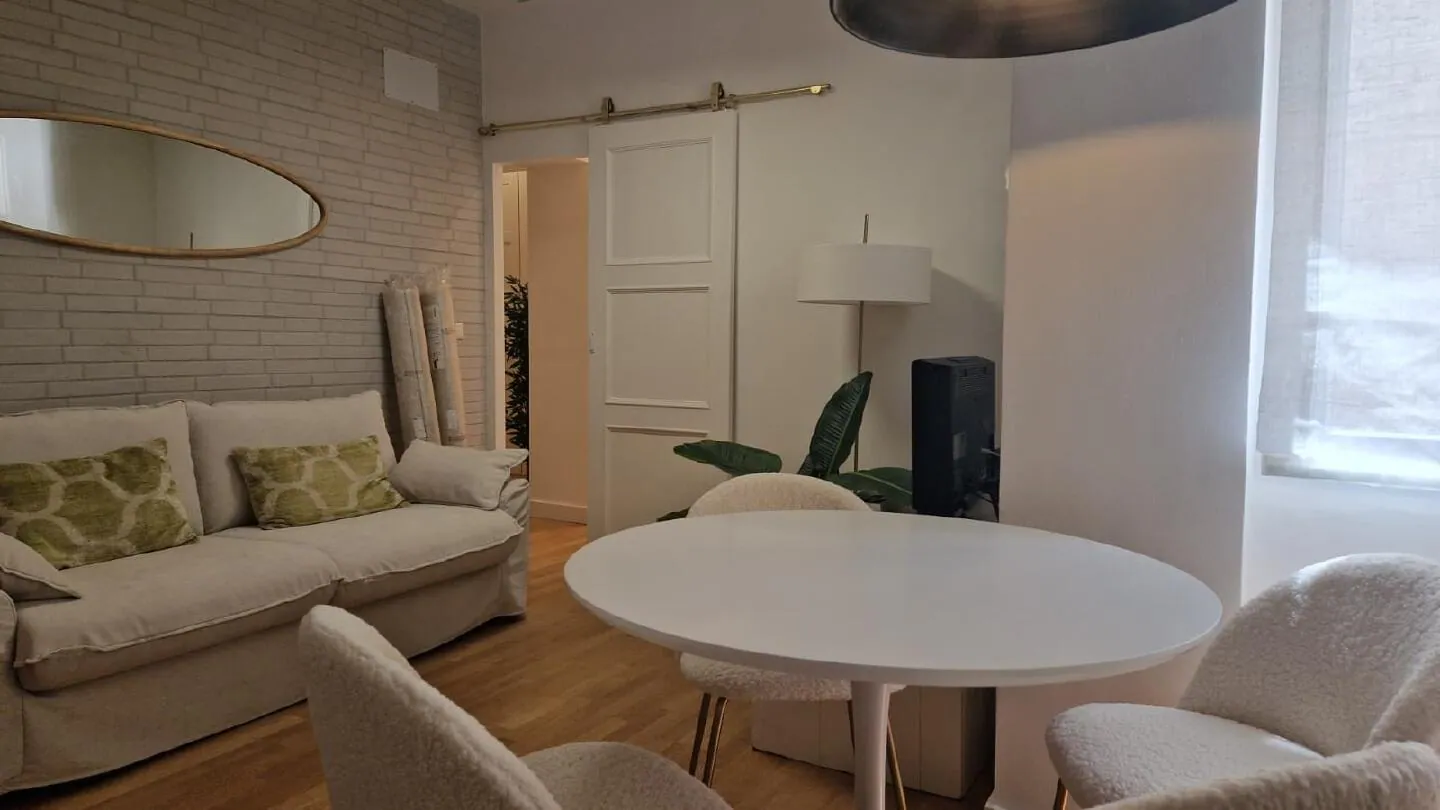 Gerenoveerd appartement met lift aan de Plaza de Uncibay, centrum Málaga – 6/16
