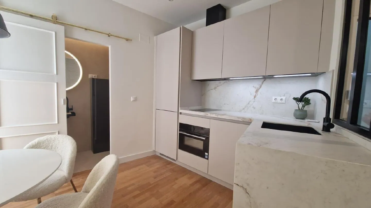 Gerenoveerd appartement met lift aan de Plaza de Uncibay, centrum Málaga – 7/16