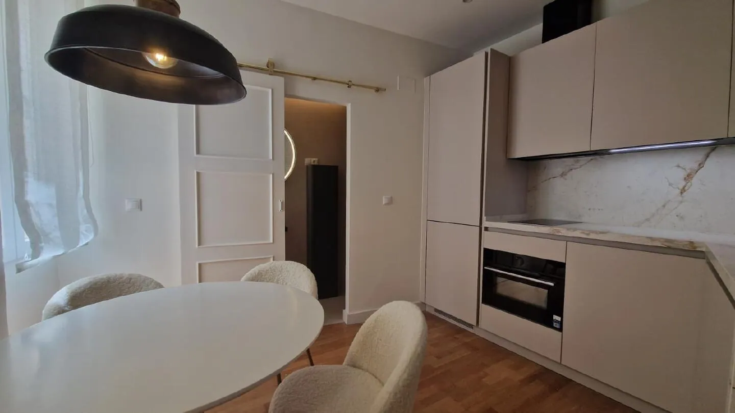 Gerenoveerd appartement met lift aan de Plaza de Uncibay, centrum Málaga – 8/16
