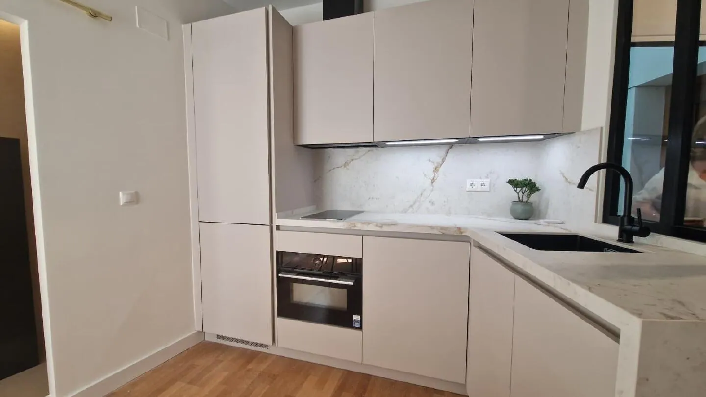 Gerenoveerd appartement met lift aan de Plaza de Uncibay, centrum Málaga – 9/16