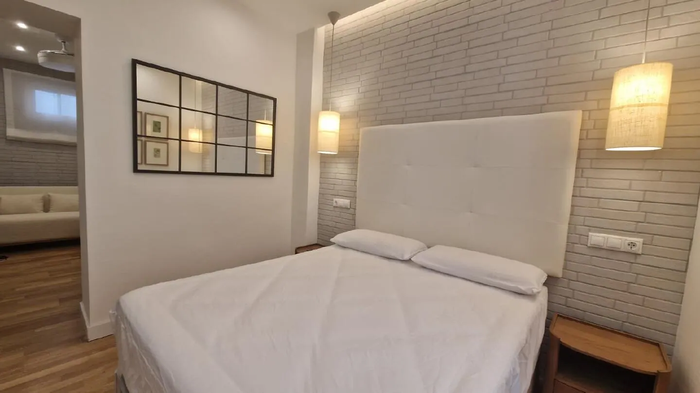 Gerenoveerd appartement met lift aan de Plaza de Uncibay, centrum Málaga – 12/16